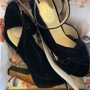 NIB Joyfie Scarlet ebony velvet wood heels 7.5